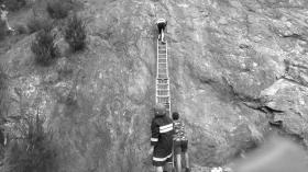 女子疑赌气爬峭壁 男友施救双双被困