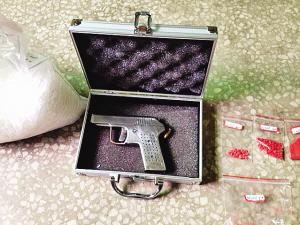 毒贩情妇被警方从11楼索降抓获 惊问我在做梦吗