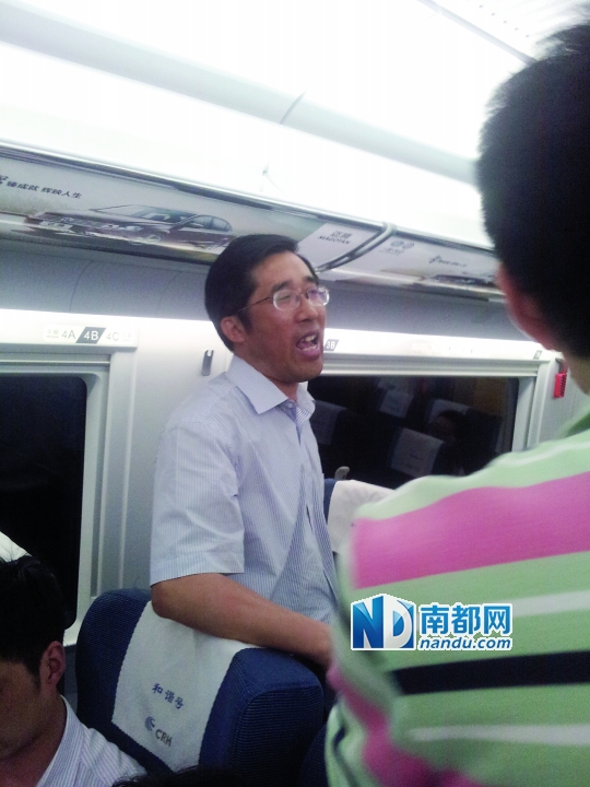 5月23日，G 7082次列车开出后，一自称高官的乘客占座并拒绝查票，引发网友热议。图片来源：新浪微博