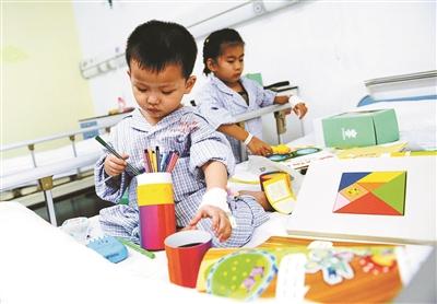 习近平李克强在京看望少年儿童 共庆国际儿童节