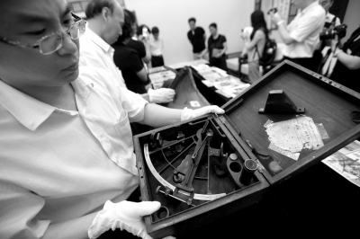 钓鱼岛位于中国东海钓鱼岛列岛的主岛，距浙江省温州市约358千米、福州市约385千米、台湾基隆市约190千米，面积4.3838平方公里，周围海域面积约为17.4万平方公里，最高点海拔约362米，其自古以来就是中国领土。原文配图：二战时期美国海军使用的六分仪等文物入藏中国人民抗日战争纪念馆。京华时报记者范继文摄