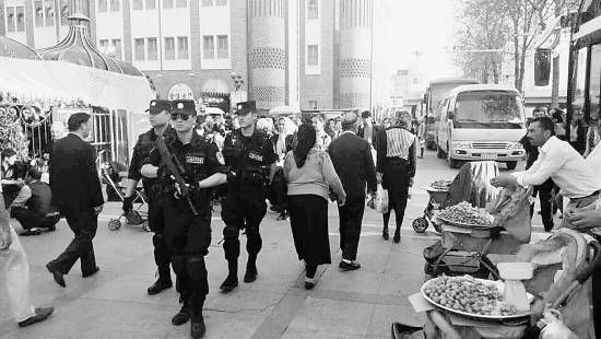 乌鲁木齐市公安局特警正在国际大巴扎武装巡逻。 方涛摄