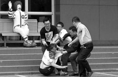 祭奠现场,一疑似捣乱者被控制。