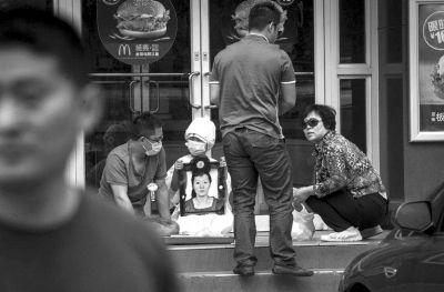 受害人家属事发地门前祭奠。