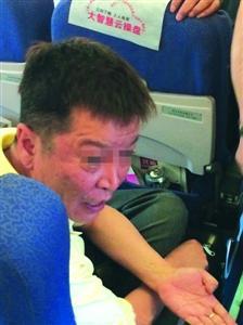 男子乘飞机拒关手机并殴打劝说者