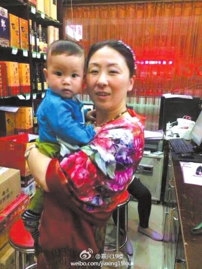 孩子和家人的合影。微博截图