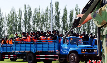 5月27日，新疆伊犁州举行公判公捕公拘大会，公开宣判6起案件，55名犯罪分子被判死刑或有期徒刑。