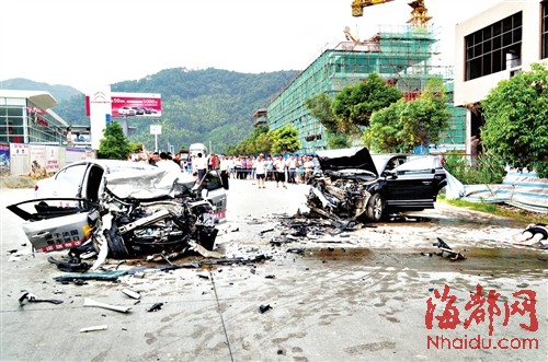 两车相撞后，受损严重，车头面目全非