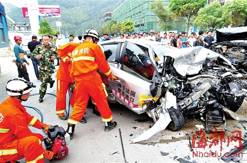受损的雷诺车，车身贴纸上写着﹃万顺达龙门雷诺旗舰店﹄（画圈处）