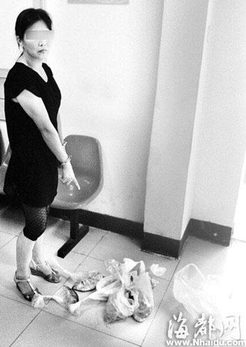 女子内衣内裤藏小钩子超市偷窃 裤裆挂满海鲜