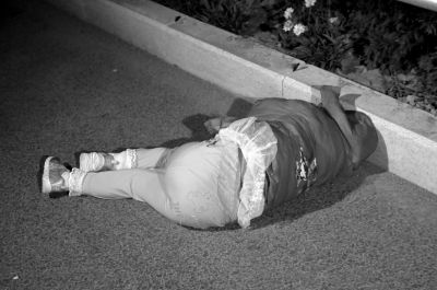 一名6岁女孩被推出车外,重重地摔在马路边上。