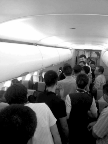 网曝乘客斗地主喊炸弹致国航班机延误目击者称不实