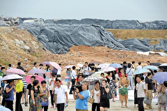 千名校长掩鼻参观垃圾填埋场 救护车一旁待命