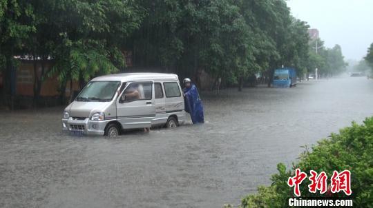 广西钦州遭特大暴雨袭击多条主干道内涝严重（图）