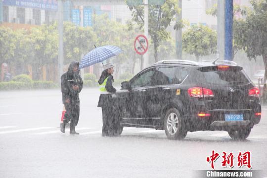 广西钦州遭特大暴雨袭击 多条主干道内涝严重