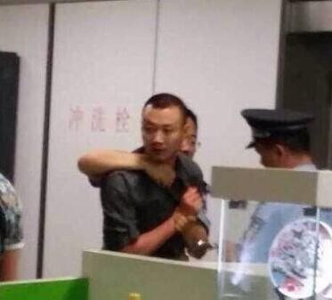 南京男子地铁站内向继母索钱遭拒将其捅死(图)