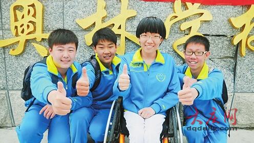 3男生3年间每日接送“轮椅女孩”上下学(图)