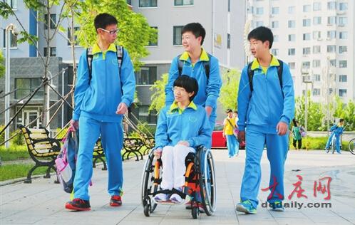 3男生3年间每日接送“轮椅女孩”上下学(图)