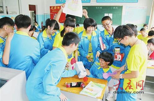 3男生3年间每日接送“轮椅女孩”上下学(图)