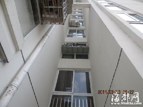 17岁哥哥只顾玩游戏 4岁弟弟坠楼摔伤