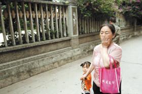 中学用粪便泼围墙 阻止学生校外买零食