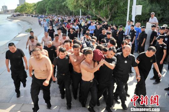 新疆库尔勒一名协警勇救落水民众不幸身亡(组图)