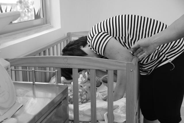 母子情深，生离死别。离开婴儿岛前，母亲再次附在孩子身上痛哭。（摄影 宋翠）