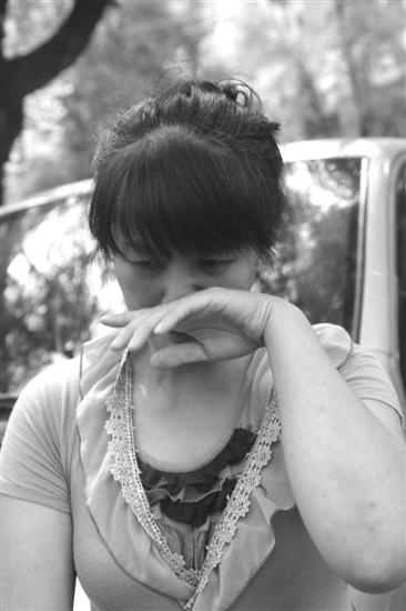 女孩的母亲提起此事泪流满面。