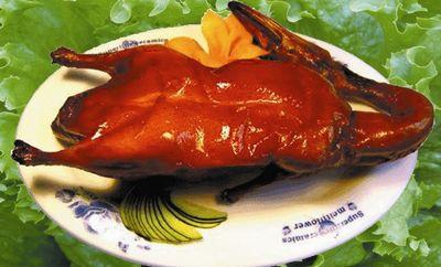 老外吃烤鸭喉咙被卡 喝醋吞菜不管用手术取出