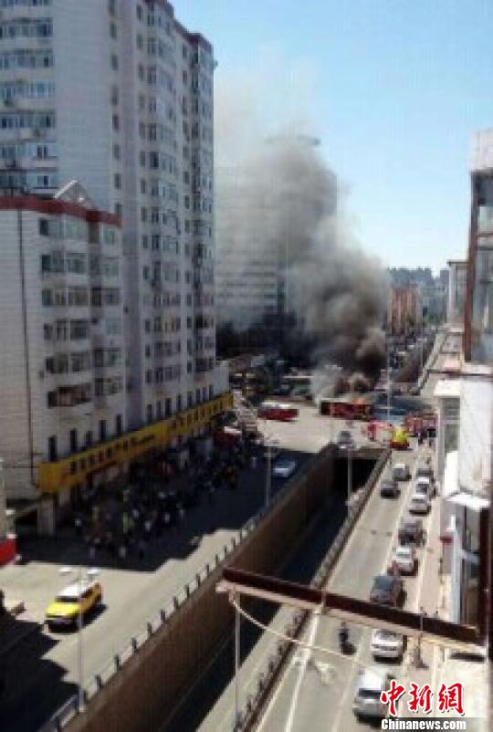 哈尔滨一公交车自燃无伤亡原因待查解培华摄