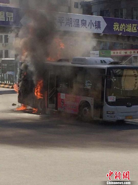 哈尔滨一公交车自燃无伤亡原因待查图片来自网络摄