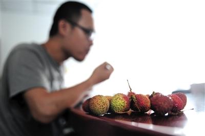 吃完10粒荔枝后，郭先生被测出体内酒精含量为44mg/100ml。