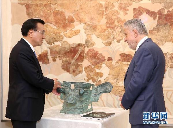 6月21日，国务院总理李克强与希腊总理萨马拉斯共同出席希腊伊拉克利翁博物馆新馆开馆仪式并发表讲话。这是李克强向伊拉克利翁博物馆赠送三星堆出土文物复制品。新华社记者 庞兴雷 摄 