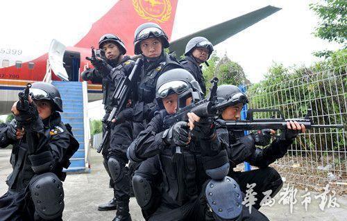 全国首支大学生校园反恐防暴队 女大学生巾帼不让须眉