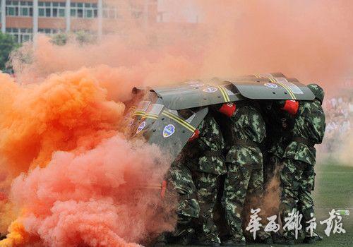 全国首支大学生校园反恐防暴队 女大学生巾帼不让须眉