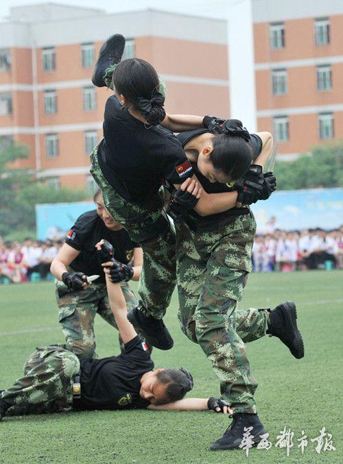 全国首支大学生校园反恐防暴队 女大学生巾帼不让须眉