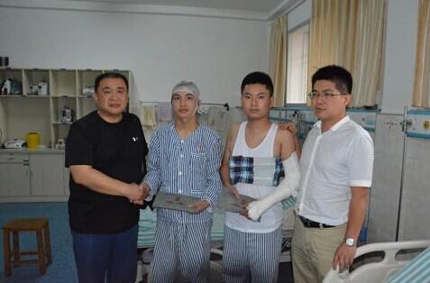 王冰向夺刀少年“赠慰问金”