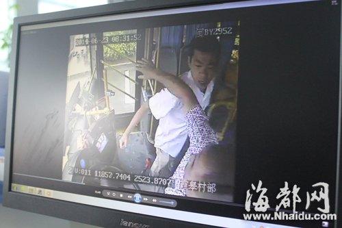 公交司机拒绝临时停车 遭乘客殴打(图)