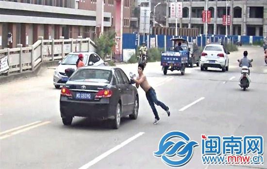 22岁小伙4次飞身撞车自残 与老爸吵架求关心