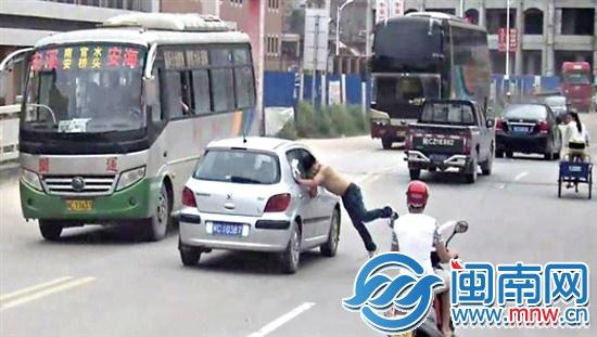 22岁小伙4次飞身撞车自残 与老爸吵架求关心