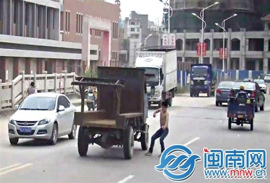 22岁小伙4次飞身撞车自残 与老爸吵架求关心