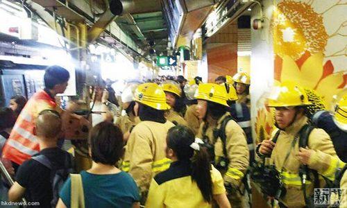 港铁上水站一列车冒烟近700名乘客受影响