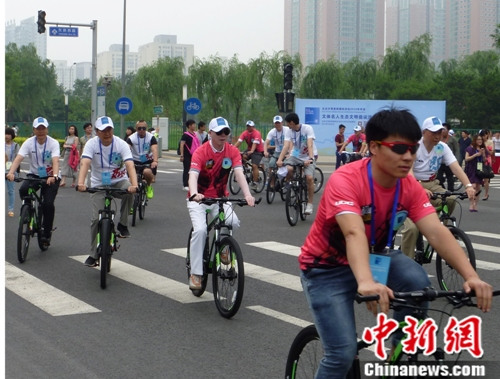 冯小刚等文体名人参加骑行活动倡导生态文明（图）