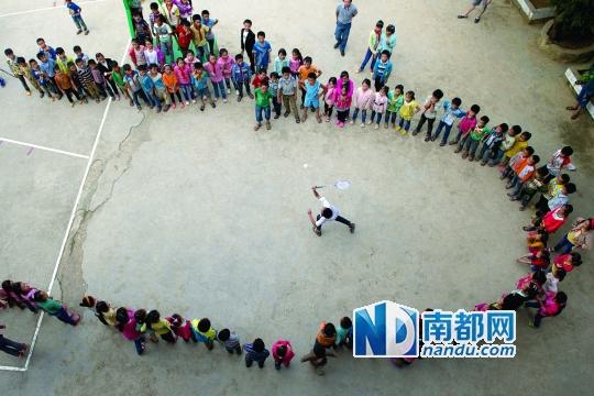 媒体称广西孤儿仅独居25天 吃野菜充饥被质疑