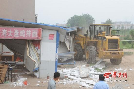 工程方私自出租西大内违建 管理混乱被强拆