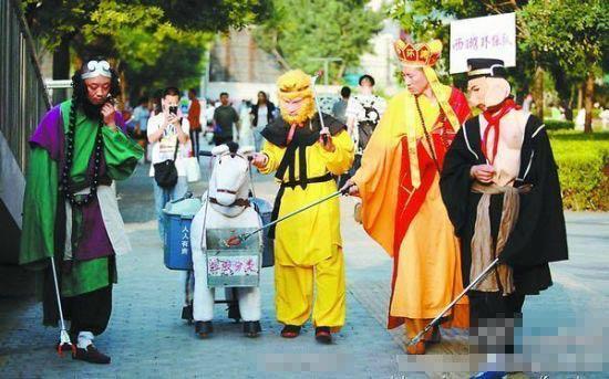 4名北漂群众演员扮成唐僧师徒街头捡垃圾(图)