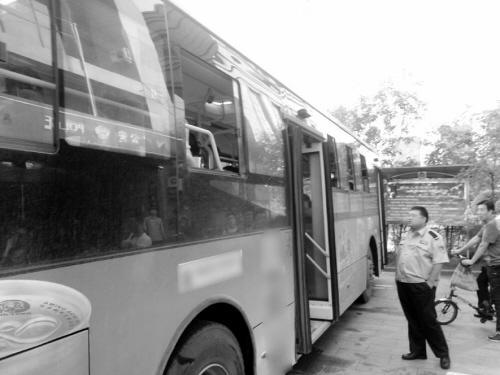 6旬翁公交上伞击占座母女 女子让座后仍被大骂