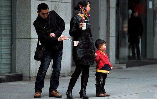 小偷把便衣当同行 被抓后叫苦只偷到一包烟钱