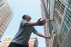 两岁半女童8楼坠落 紧急关头楼下男子一把接住