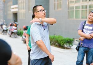 两岁半女童8楼坠落 紧急关头楼下男子一把接住